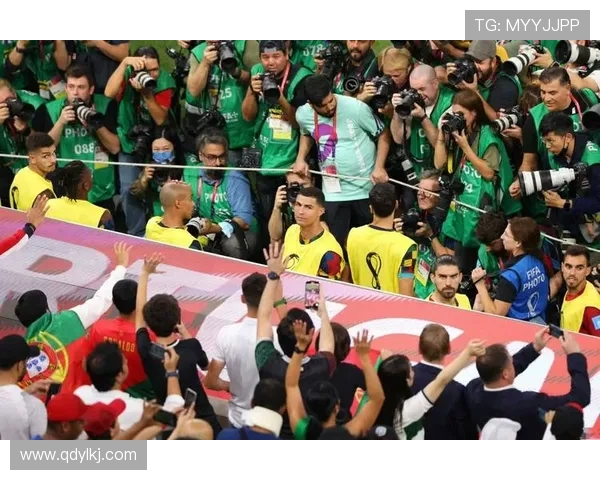 C罗因身体不适被替换下场替补席上接受冰敷治疗希望无大碍